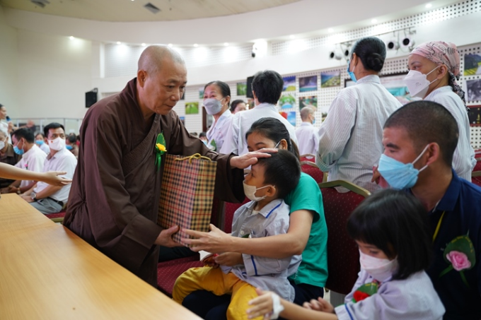 Ấm áp tình người lễ vu lan hoa hồng cài áo tại bệnh viện 